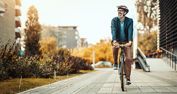 Ein Mann, der mit dem Fahrrad in der Stadt unterwegs ist.